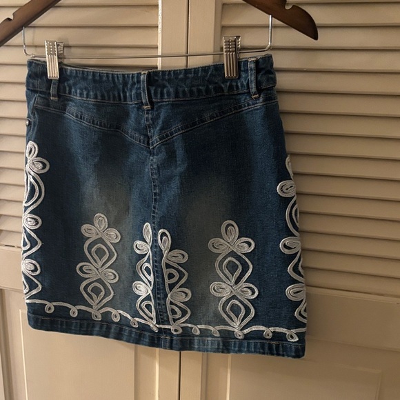 Vintage Betsey Johnson Blue Denim Mini Skirt with White Embroidery Y2K Size 2 - Picture 5 of 6